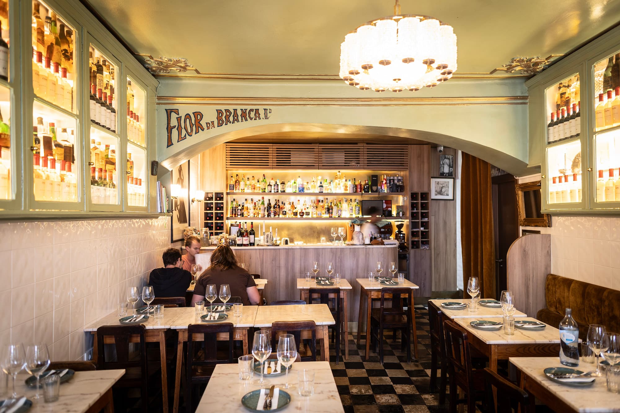 Interior do restaurante georgiano Karater, no Bairro Alto